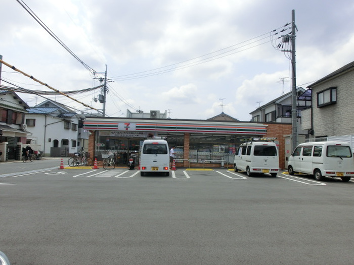コンビニ　セブンイレブン（コンビニ）まで275m