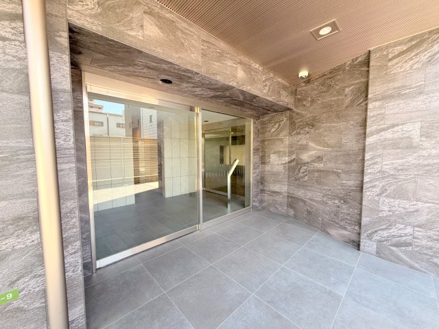 エントランス　オシャレなエントランスは安心のオートロック付きです。