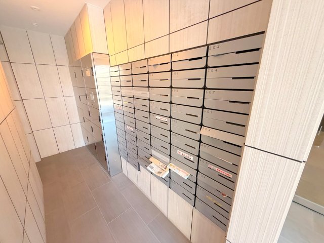 ロビー　ロビーにある各部屋毎のメールボックス。