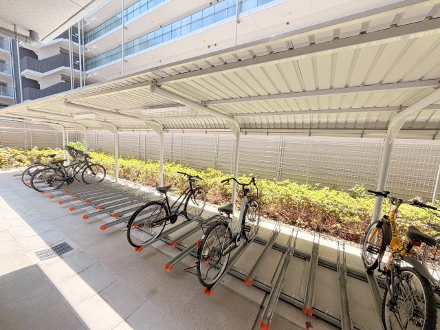 駐車場　敷地内には入居者専用の駐輪スペースもあります。