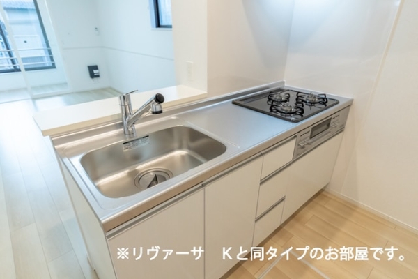 キッチン　※参考写真　同建築メーカー施工の同間取完成他物件のものです。