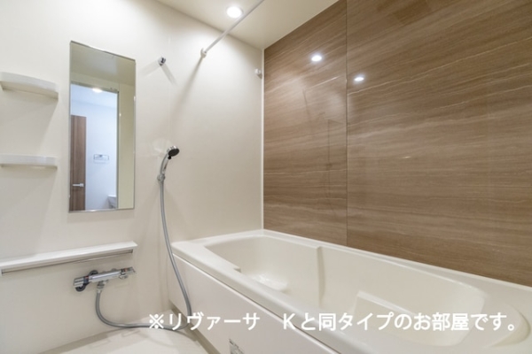 バス・シャワールーム　※参考写真　同建築メーカー施工の同間取完成他物件のものです。