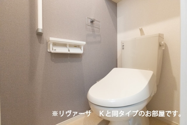トイレ　※参考写真　同建築メーカー施工の同間取完成他物件のものです。