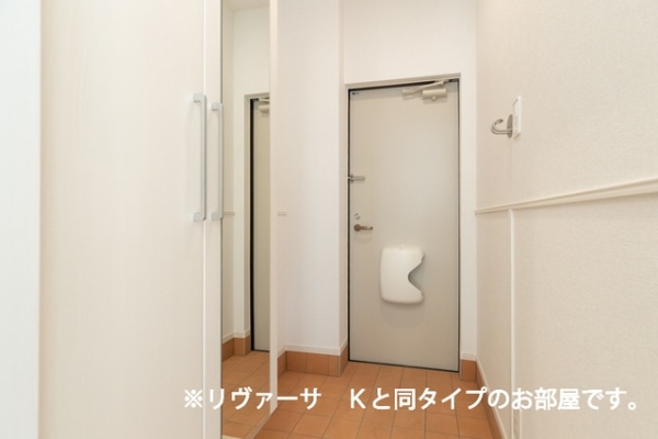 玄関　※参考写真　同建築メーカー施工の同間取完成他物件のものです。