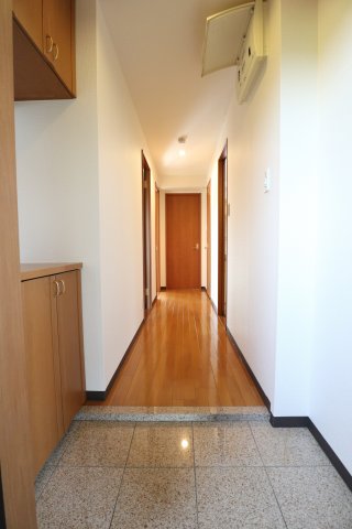 玄関　※別部屋のお写真で、現況優先と致します。