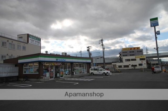 コンビニ　ファミリーマート（コンビニ）まで680m