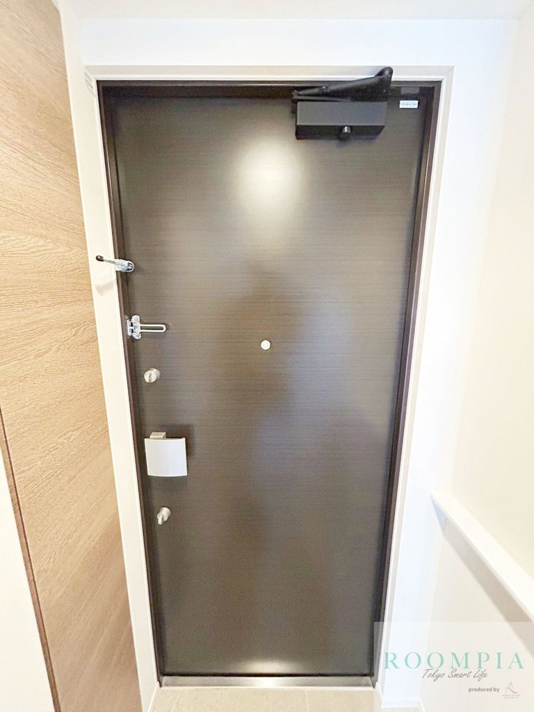 玄関　※同タイプの別のお部屋です