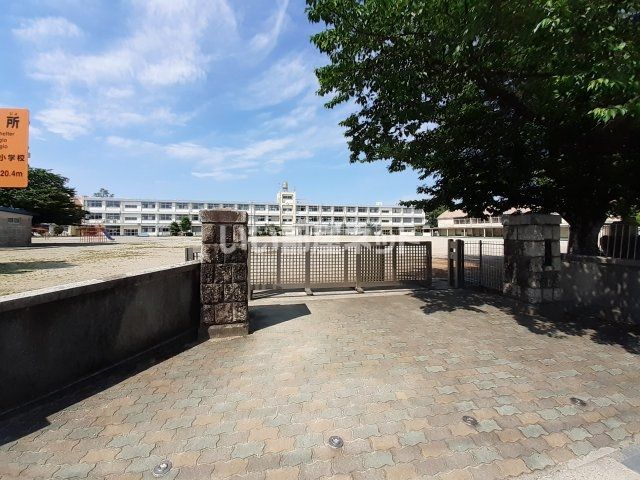 小学校　鈴鹿市立牧田小学校（小学校）まで1048m