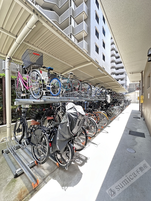 駐車場　屋根付きの駐輪場で雨の日も安心