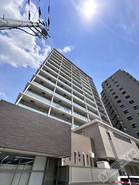 建物外観　１Ｆにコンビニ併設の築浅マンション♪