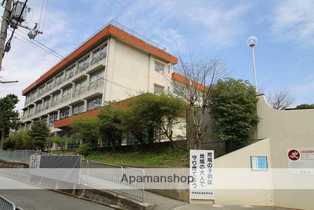 小学校　豊中市立小学校緑地小学校（小学校）まで2305m