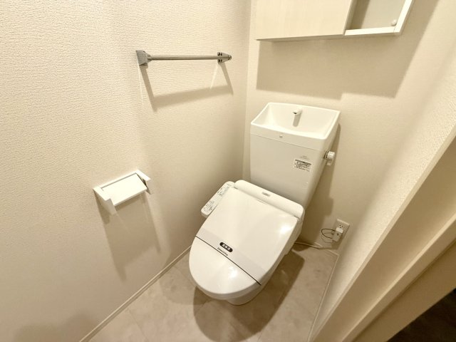 トイレ　温水洗浄暖房便座付きです♪