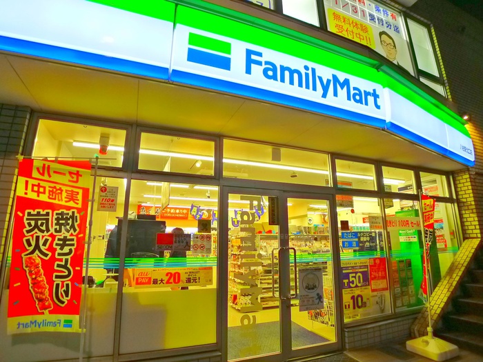 コンビニ　ファミリーマート（コンビニ）まで500m
