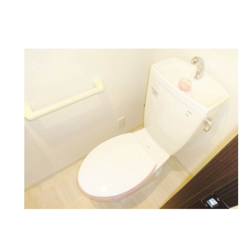 トイレ　温水便座取付けも可能です。