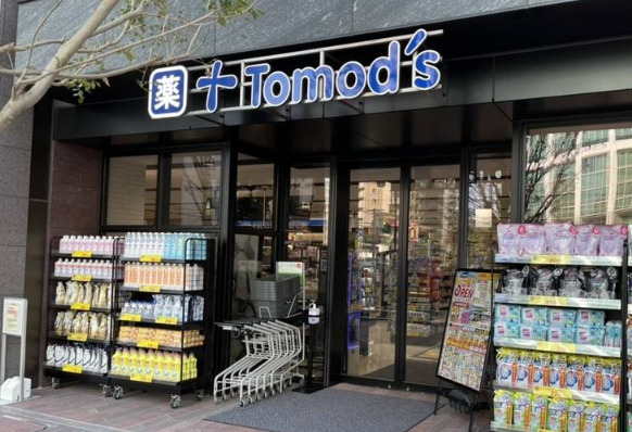 ドラックストア　トモズ 白金高輪店（ドラッグストア）まで555m
