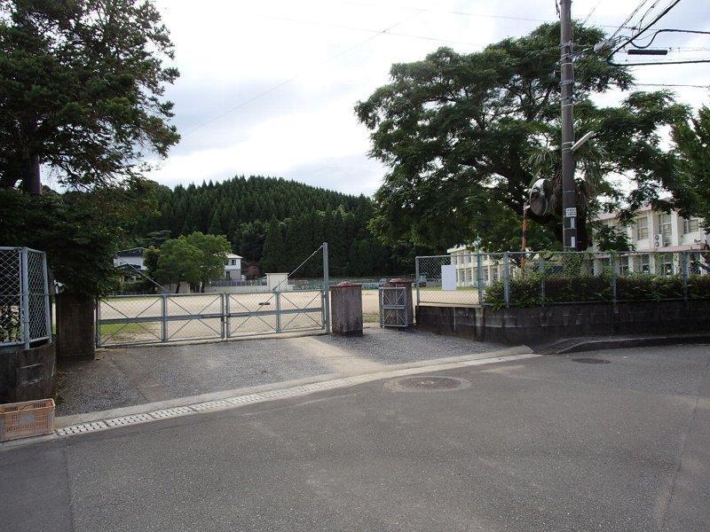 小学校　宮崎市立木花小学校（小学校）まで636m