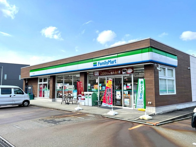コンビニ　ファミリーマート三条田島店（コンビニ）まで1055m