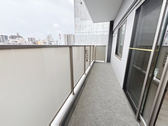 バルコニー　掲載写真は同型の左右反転の部屋を掲載しております。実際のお写