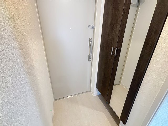 玄関　掲載写真は同型の左右反転の部屋を掲載しております。実際のお写