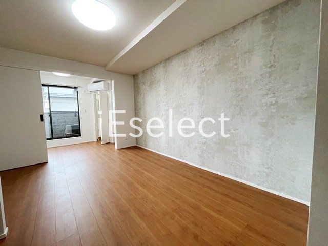 居室・リビング　隣の洋室と繋げて広く使う事も出来ます。