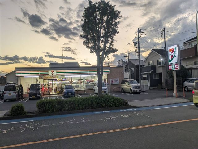 コンビニ　セブンイレブン（コンビニ）まで435m