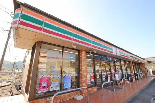コンビニ　セブンイレブン由布挟間店（コンビニ）まで350m