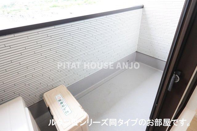 バルコニー　暖かな日差しのふりそそぐバルコニー