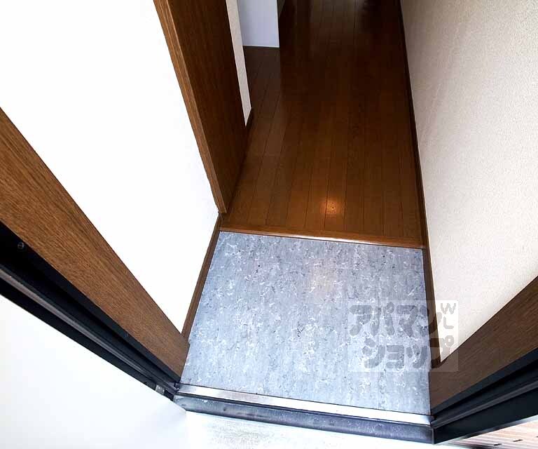 玄関　きれいなフローリングの廊下につながる玄関です・