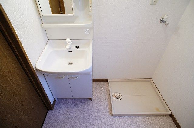 洗面設備　朝の支度にも助かる、独立の洗髪洗面化粧台