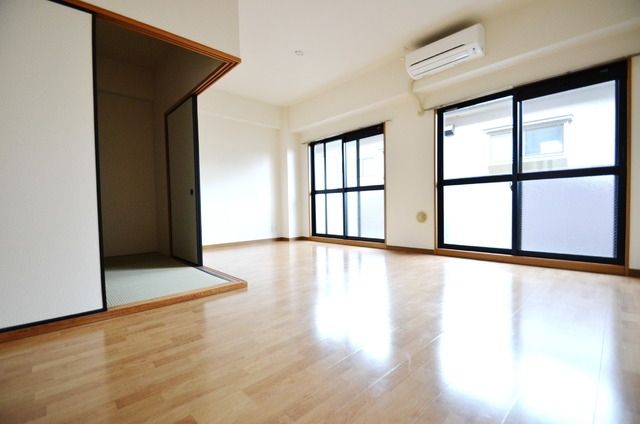 サンプレミール浦和の居間写真