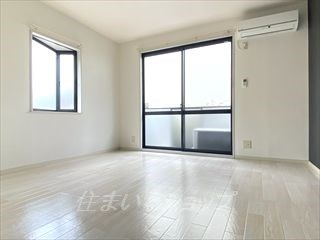 居室・リビング　出窓付きの明るい角部屋