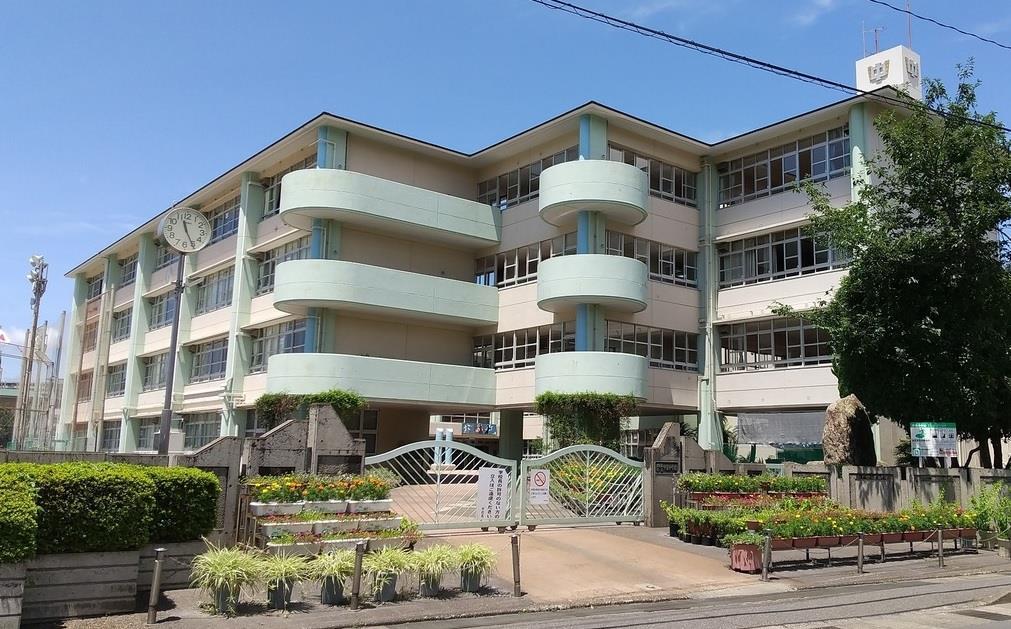 中学校　甲東中学校（中学校）まで593m