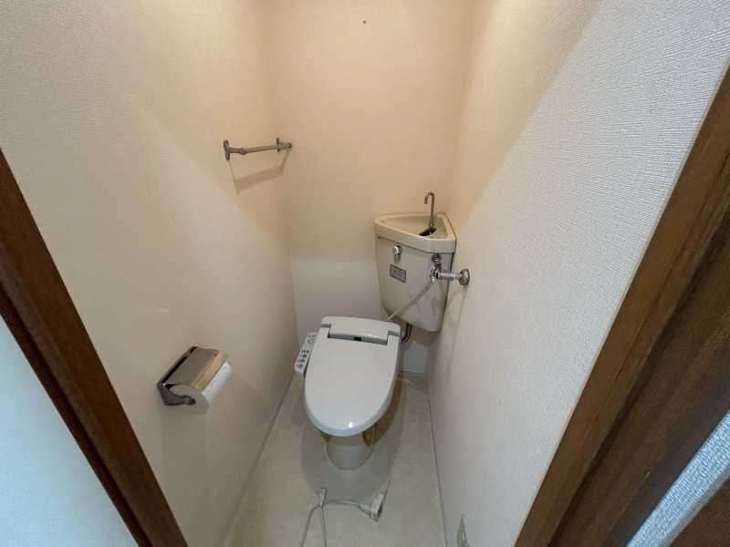 トイレ　こちらはトイレです。清潔感があり、安心して使用できます。