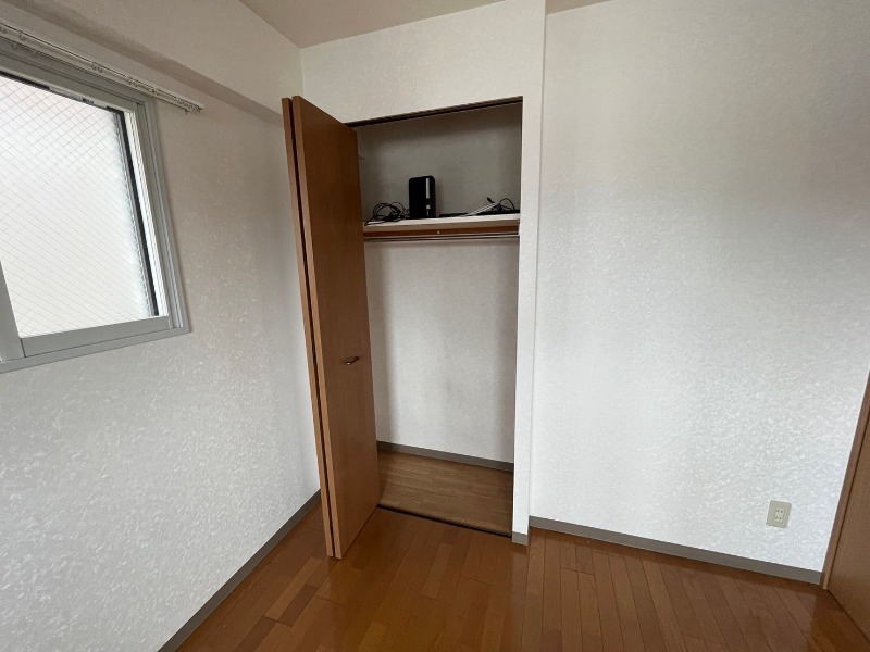 収納　こちらの収納にはハンガーをかけて服もしまえますね。