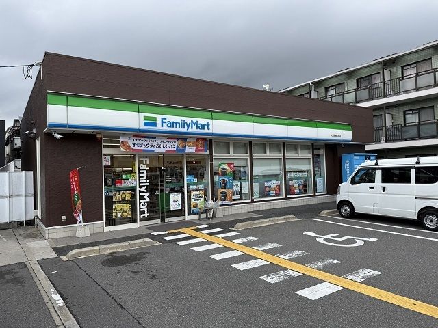 コンビニ　ファミリーマート南楠の里店様（コンビニ）まで400m