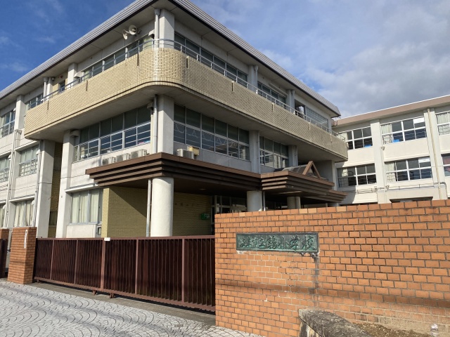 小学校　岐阜市立鶉小学校（小学校）まで937m
