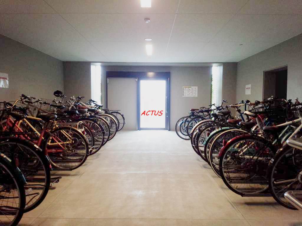 その他共有部分　屋内駐輪スペース。鍵付で高価な自転車も安心して駐輪可能です!