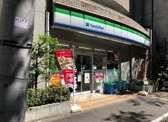 コンビニ　ファミリーマート板橋駅桜通り店（コンビニ）まで88m