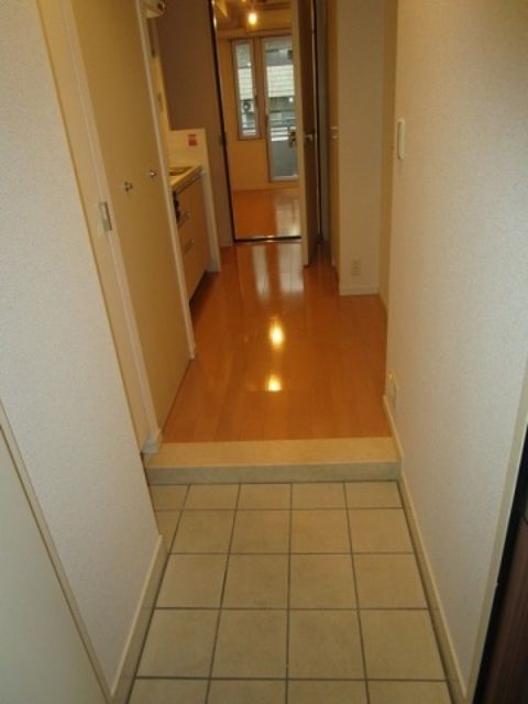 玄関　同タイプの別部屋の写真です