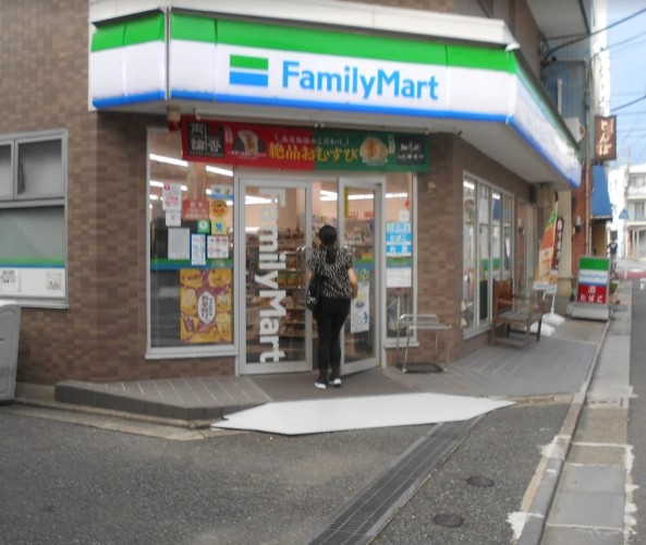 コンビニ　ファミリーマート 田園調布本町店（コンビニ）まで283m