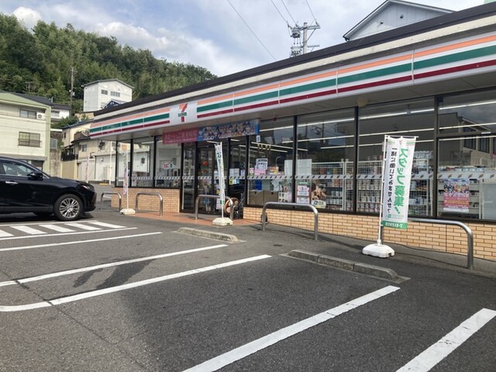 コンビニ　セブンイレブン（コンビニ）まで718m