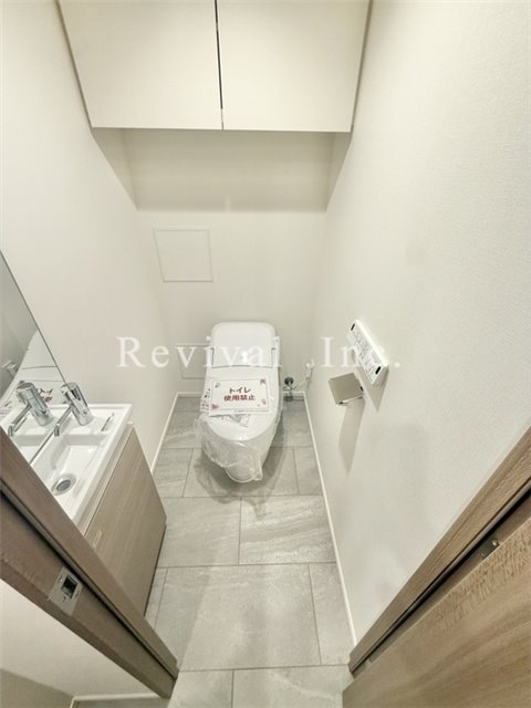 トイレ　手洗い付き・シャワートイレでございます