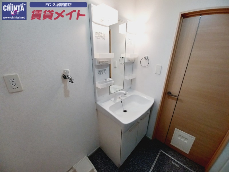 洗面設備　同物件別室反転写真