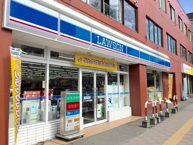 コンビニ　ローソン南平岸駅前店（コンビニ）まで385m