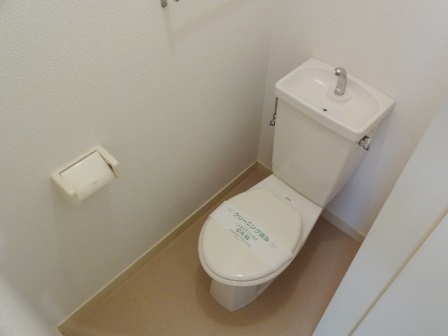トイレ　温水洗浄便座付きのトイレです♪