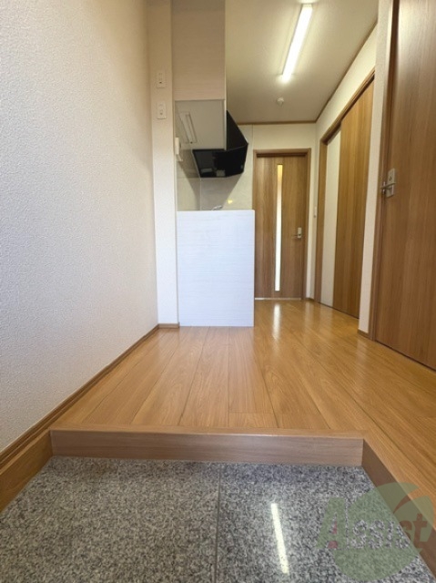玄関　玄関は、段差があまりないので出入りが楽そうです。