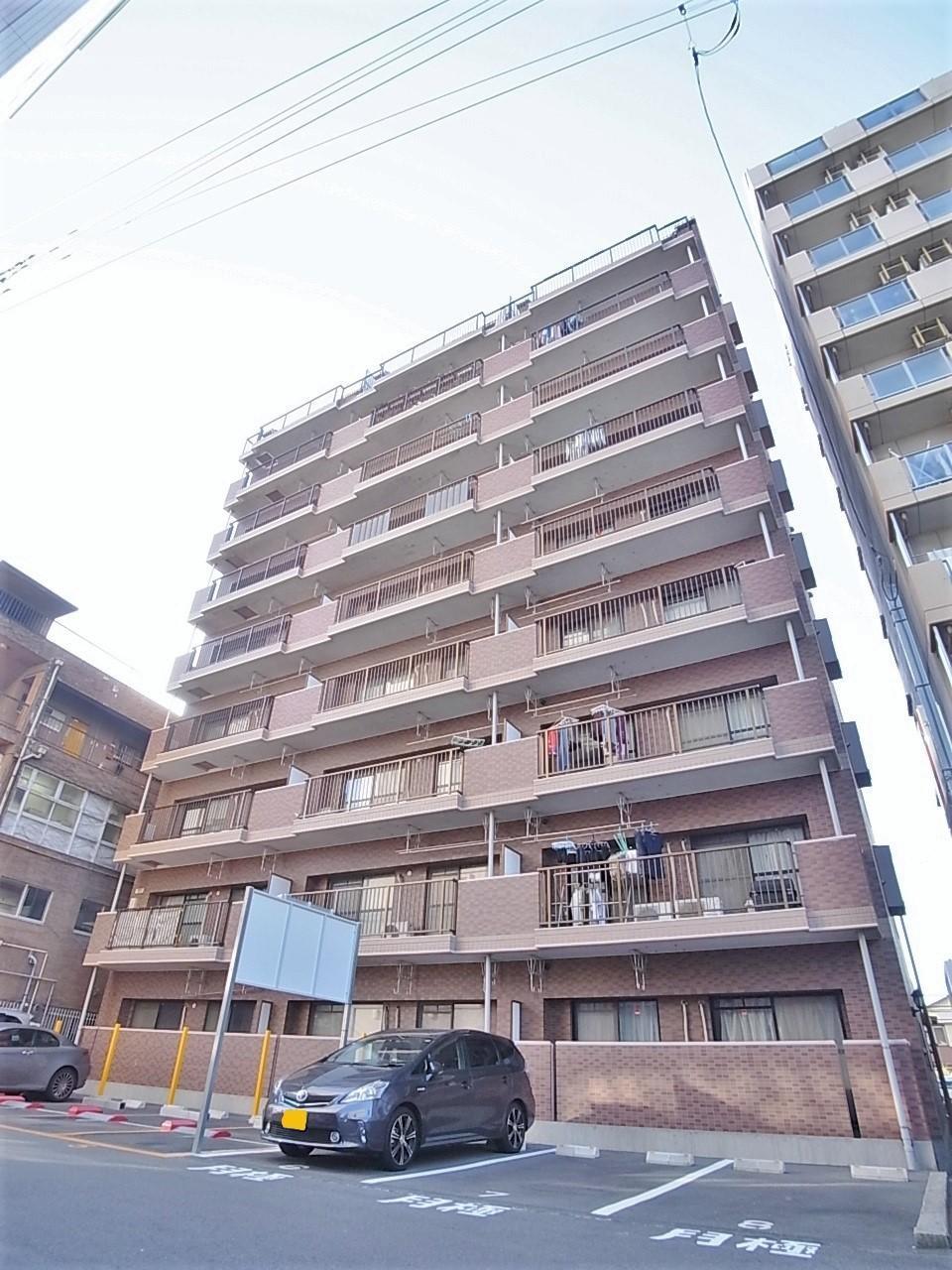建物外観　タイル張りの９階建