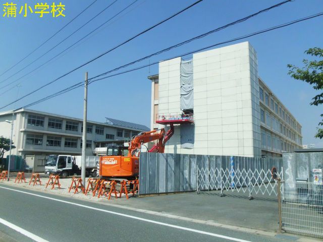 小学校　浜松市立蒲小学校（小学校）まで611m