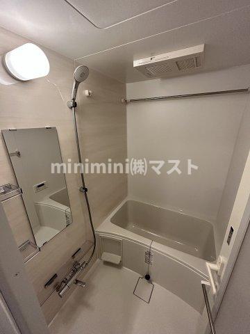 バス・シャワールーム　※各階フローリング、建具の色が少し異なります。