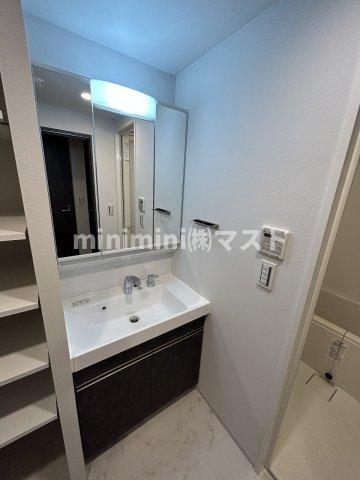 洗面設備　※各階フローリング、建具の色が少し異なります。